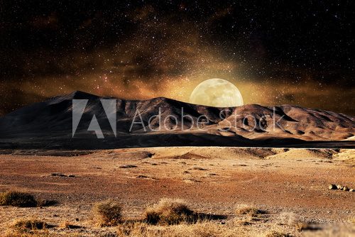 Mondschein über wüstenartiger Nachtlandschaft