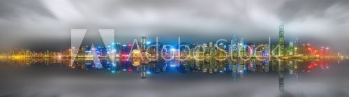 Nächtliche Skyline mit Wasserreflexion