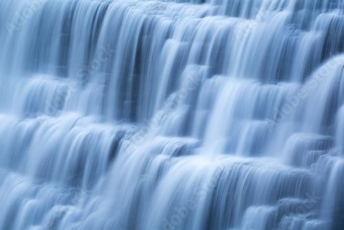 Sanfte Bewegung im blauen Wasserspiel
