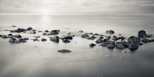 Sanfte Meeresruhe in monochromen Tönen