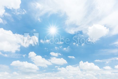 Sanfte Sommersonne am klaren Himmel