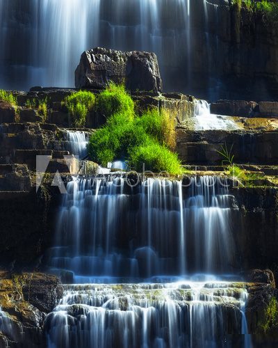 Sanfter Wasserfall mit moosbedeckten Felsen