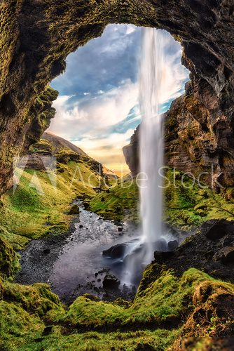 Sanfter Wasserfallblick aus der Höhle