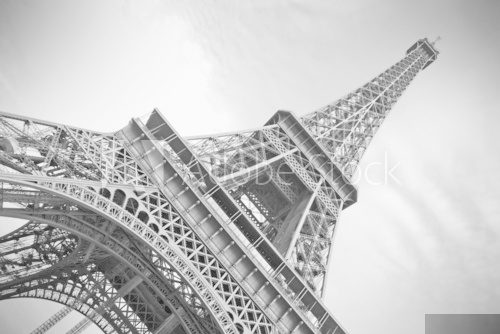 Schwarzweißes Paris: Eiffelturm im Aufstieg