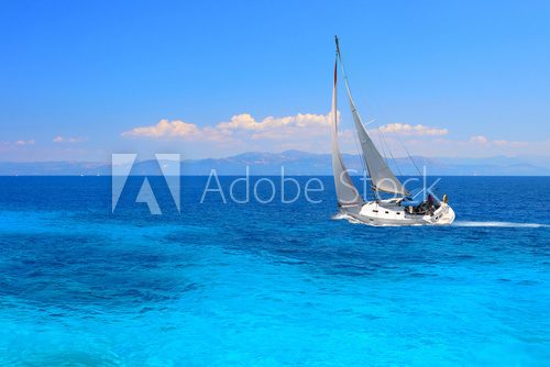 Segelabenteuer vor strahlend blauem Horizont