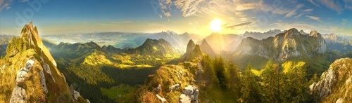 Sonnenaufgang über majestätischen Alpen