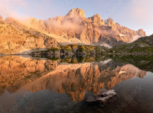 Sonnenuntergang über alpiner Berglandschaft