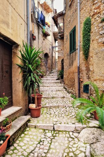 Sonnige Gasse im italienischen Dorf