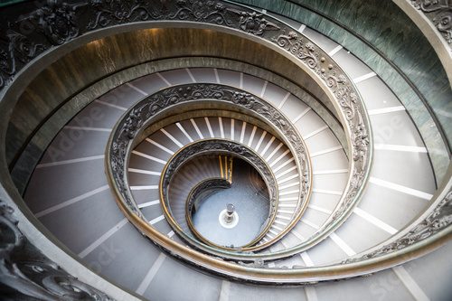 Spiralförmige Eleganz im Treppenraum