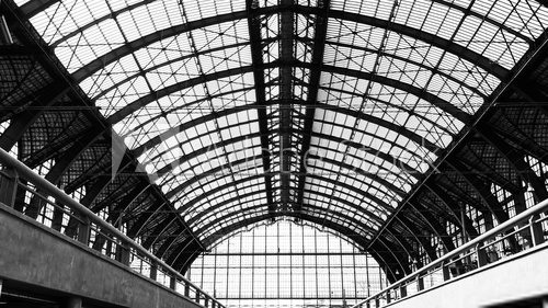 Symmetrische Bahnsteig-Ästhetik in Schwarz-Weiß