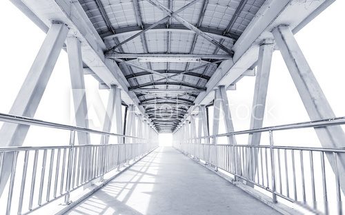 Symmetrische Brücke aus Licht und Beton