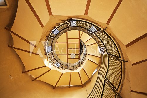 Symmetrische Spirale in warmem Licht