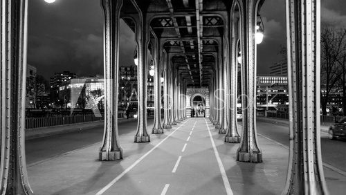 Symmetrische Stahlkonstruktion bei Nacht