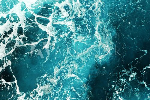 Tiefblaues Meer in Bewegung