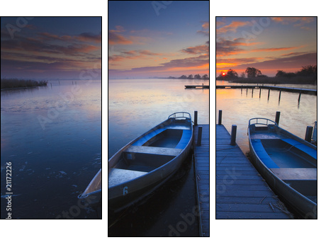 Peaceful sunrise with dramatic sky and boats and a jetty - Dreiteiliges Leinwandbild, Triptychon