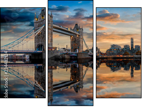 Die Skyline von London: von der Tower Bridge bis zum Tower nach Sonnenuntergang mit Reflektionen in der Themse - Dreiteiliges Leinwandbild, Triptychon
