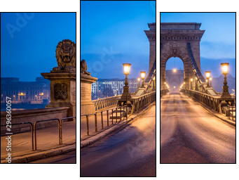Historic Chain Bridge in Budapest in winter - Dreiteiliges Leinwandbild, Triptychon
