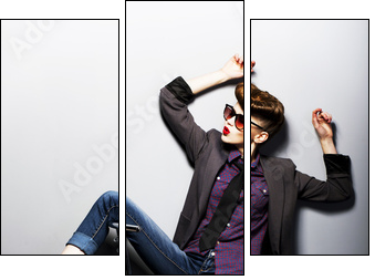 Pin-up girl in sunglasses sitting. American retro style - Dreiteiliges Leinwandbild, Triptychon