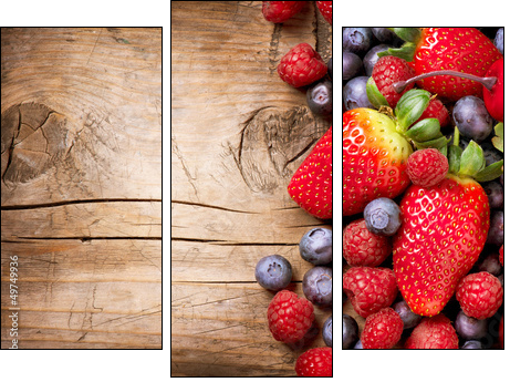 Berries on Wooden Background. Organic Berry over Wood - Dreiteiliges Leinwandbild, Triptychon