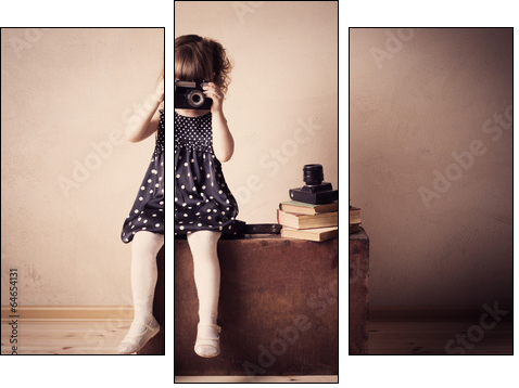 little girl with retro camera on  suitcase indoor - Dreiteiliges Leinwandbild, Triptychon