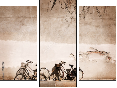 Italian old-style bicycles leaning against a wall  - Dreiteiliges Leinwandbild, Triptychon