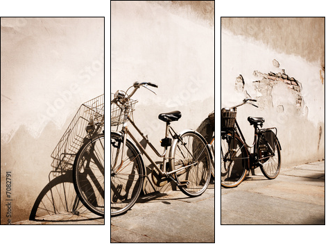 Italian old-style bicycles leaning against a wall  - Dreiteiliges Leinwandbild, Triptychon
