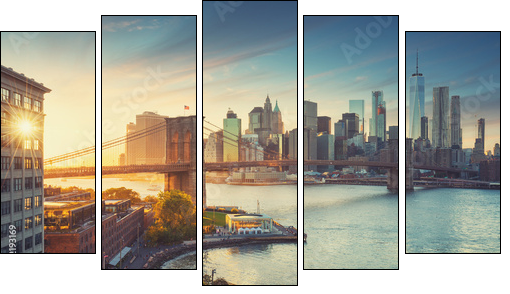 Retro style New York Manhattan with Brooklyn Bridge and Brooklyn Bridge Park in the front. - Fünfteiliges Leinwandbild, Pentaptychon