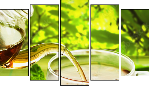 Pouring Healthy Tea - Fünfteiliges Leinwandbild, Pentaptychon