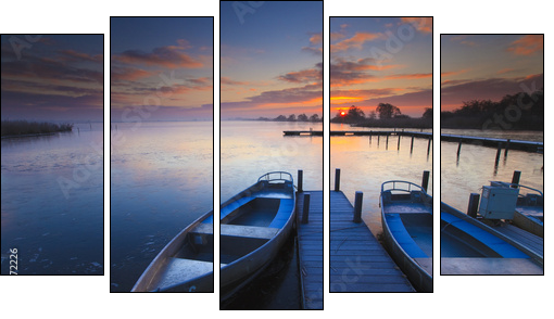 Peaceful sunrise with dramatic sky and boats and a jetty - Fünfteiliges Leinwandbild, Pentaptychon