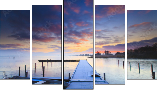 Peaceful sunrise with dramatic sky and boats and a jetty - Fünfteiliges Leinwandbild, Pentaptychon