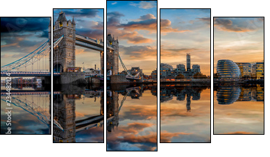 Die Skyline von London: von der Tower Bridge bis zum Tower nach Sonnenuntergang mit Reflektionen in der Themse - Fünfteiliges Leinwandbild, Pentaptychon