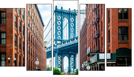Manhattan Bridge between Manhattan and Brooklyn over East River seen from a narrow alley enclosed by two brick buildings on a sunny day in Washington street in Dumbo, Brooklyn, NYC - Fünfteiliges Leinwandbild, Pentaptychon