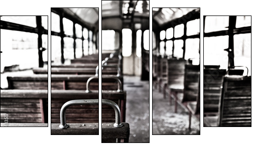 chairs in vintage train - Fünfteiliges Leinwandbild, Pentaptychon
