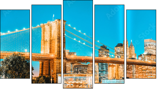 New York night view of the Lower Manhattan and the Brooklyn Bridge across the East River. - Fünfteiliges Leinwandbild, Pentaptychon