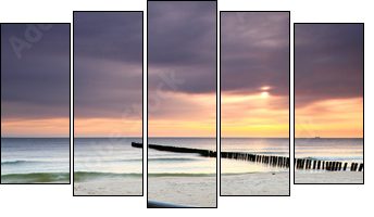 Boat on beautiful beach in sunrise - Fünfteiliges Leinwandbild, Pentaptychon
