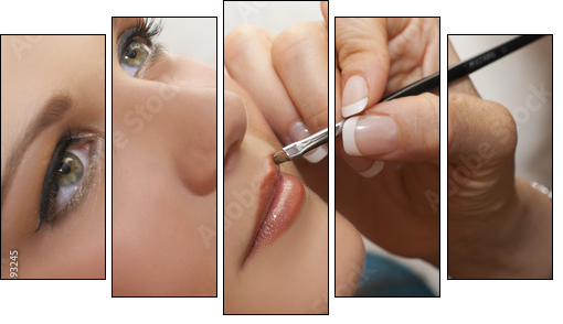 Atelier maquillage - portrait d'une ado se faisant maquiller - Fünfteiliges Leinwandbild, Pentaptychon