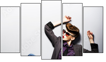 Pin-up girl in sunglasses sitting. American retro style - Fünfteiliges Leinwandbild, Pentaptychon