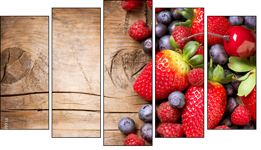 Berries on Wooden Background. Organic Berry over Wood - Fünfteiliges Leinwandbild, Pentaptychon