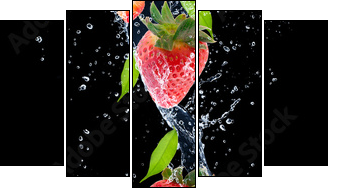 Strawberries in water splash, isolated on black background - Fünfteiliges Leinwandbild, Pentaptychon