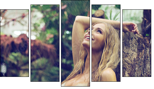 Amazing woman enjoying warm rain - Fünfteiliges Leinwandbild, Pentaptychon
