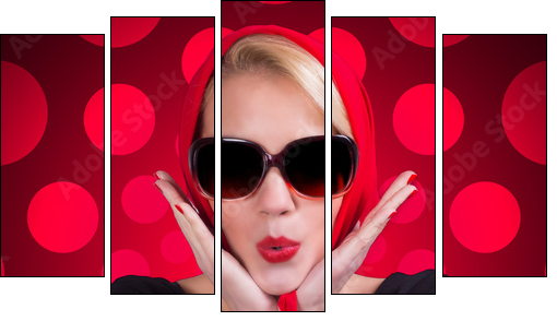 Pin-up girl over red polka-dot background - Fünfteiliges Leinwandbild, Pentaptychon
