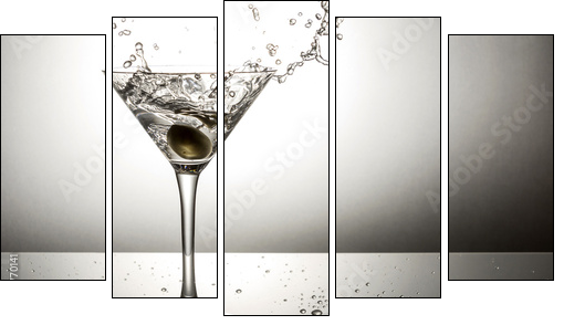Olive splashing on martini - Fünfteiliges Leinwandbild, Pentaptychon