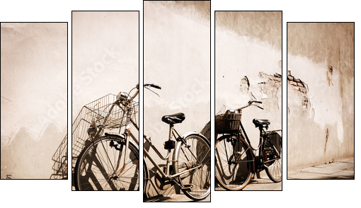 Italian old-style bicycles leaning against a wall  - Fünfteiliges Leinwandbild, Pentaptychon