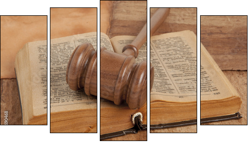 Wooden gavel and books - Fünfteiliges Leinwandbild, Pentaptychon