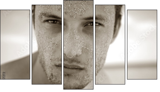 Portrait courageous man with sand on Face - Fünfteiliges Leinwandbild, Pentaptychon