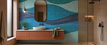 Fliessender-rhythmus-vor-mosaikhintergrund-fur-badezimmer-fototapeten-demur