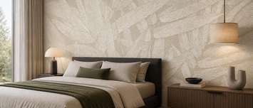 Stilvolle-fototapete-mit-beigem-blattmotiv-fur-schlafzimmer-fototapeten-demur